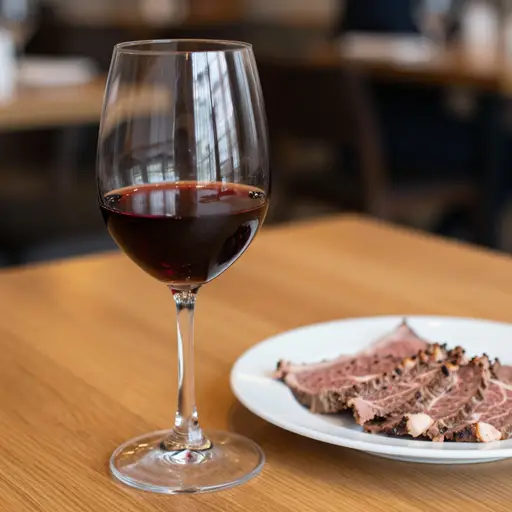 如果你想的话，可以带红葡萄酒来，因为我们会吃牛肉。