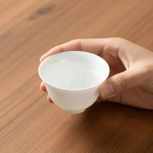 小心处理那个易碎的瓷杯。