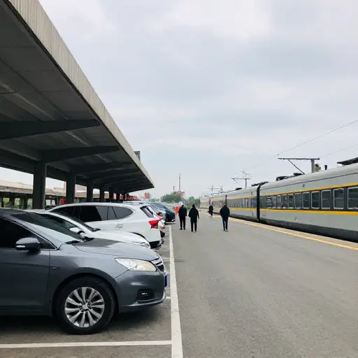 人们可以以极低的费用停车，然后乘火车通勤。