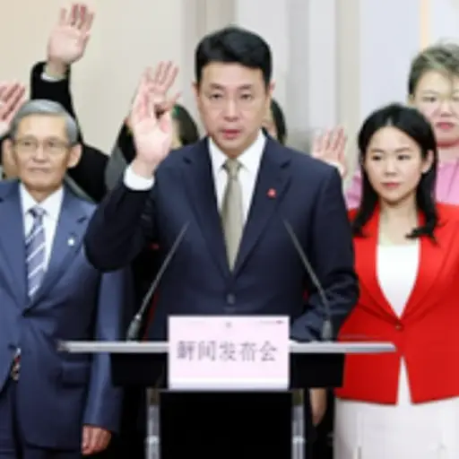 新闻发布会上，记者向发言人提出了几个尖锐的问题。