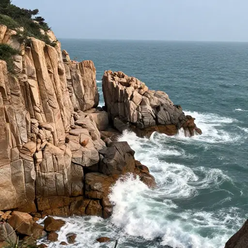 海崖被持续不断的波浪逐渐侵蚀。