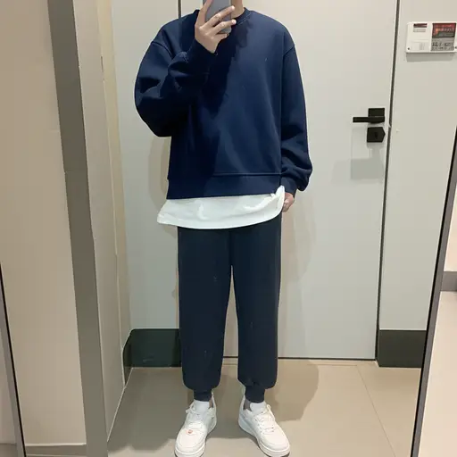 这件蓝色外套很配你的裤子。