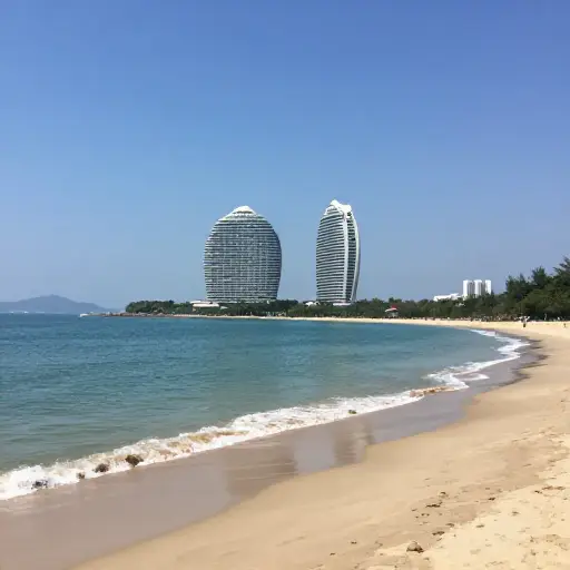 巨大的现代化酒店毁了这片曾经未受破坏的海岸线。