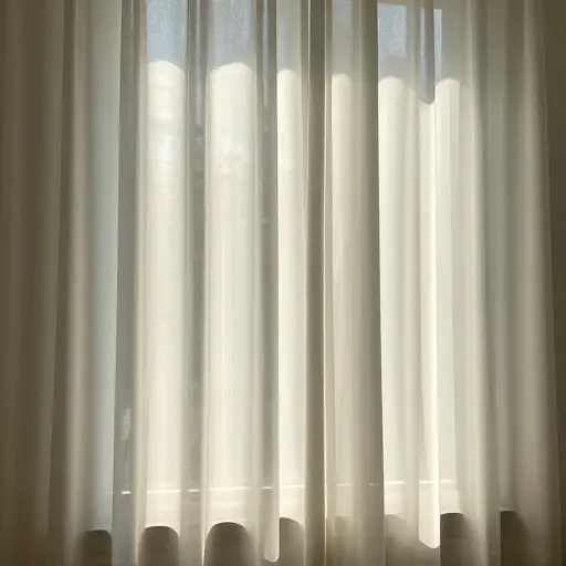 窗帘柔和地散射了午后的阳光。