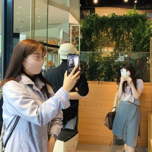 这个新开的网红咖啡馆成了年轻人的打卡圣地。