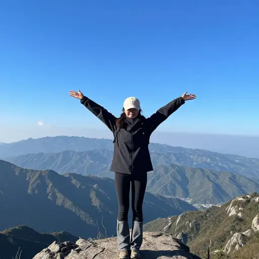 站在山顶上，她感觉棒极了，所有的努力都得到了回报。