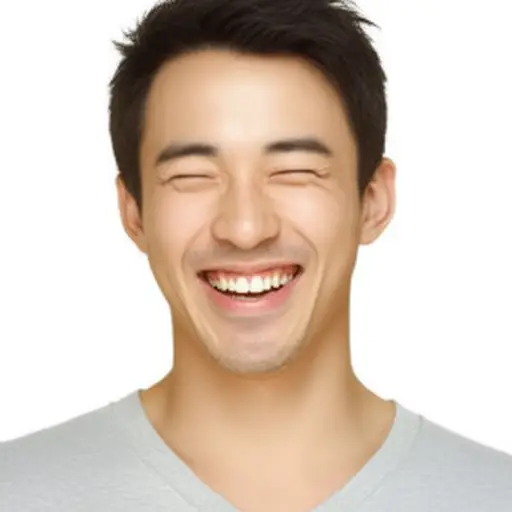 他老是笑。