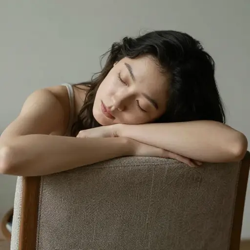 她把头靠在椅背上。