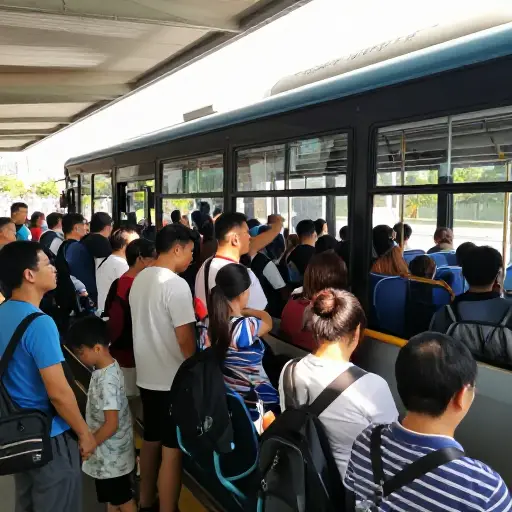 当你中午到达时，公交车很可能很拥挤。