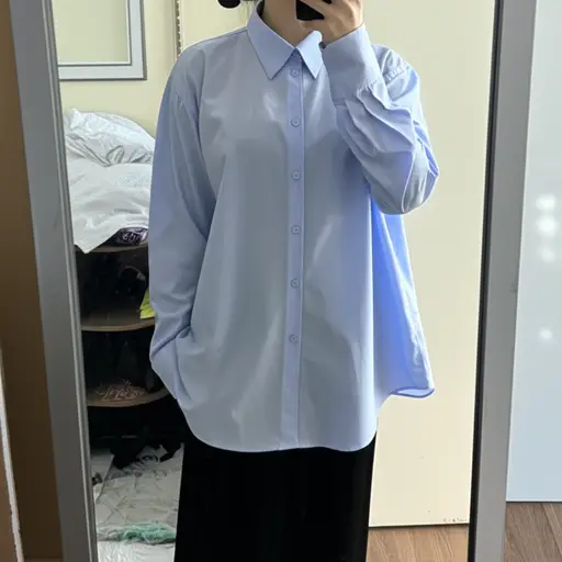 这件衬衫太大了，不合身。