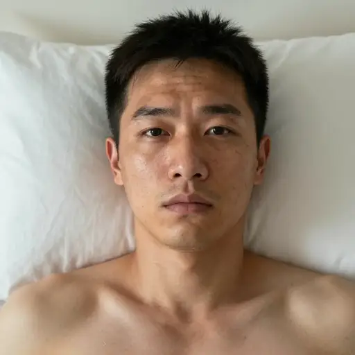 发烧后，他的脸色变得异常蜡黄。