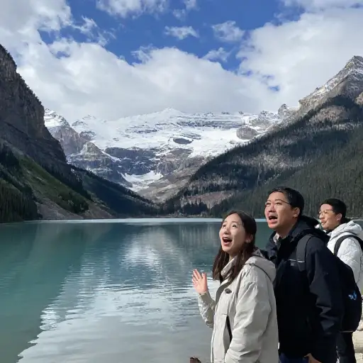 这令人惊叹的景色让我们说不出话来。