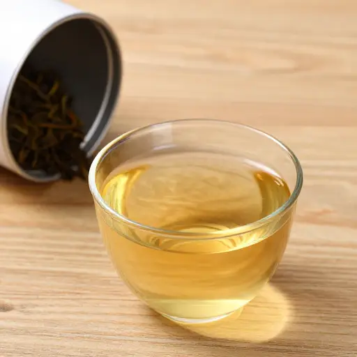 这淡茶喝起来几乎像水一样。