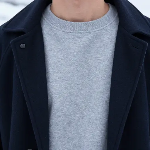 冬天，一件厚汗衫在外层衣服下提供额外的温暖。