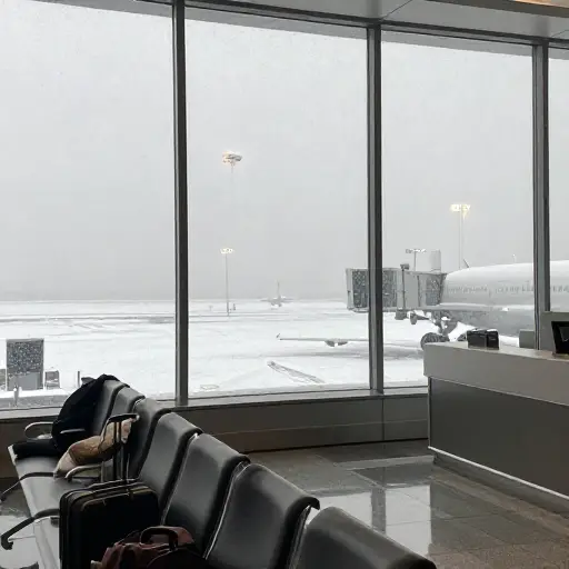 大雪封路，我们不得不在机场多住一晚。