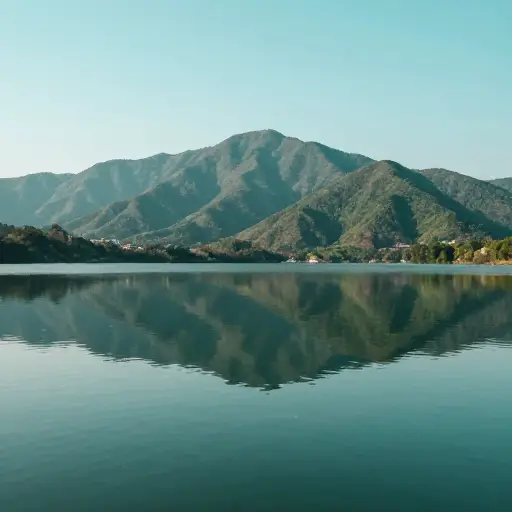 平静的湖面完美地映出了山脉的倒影。