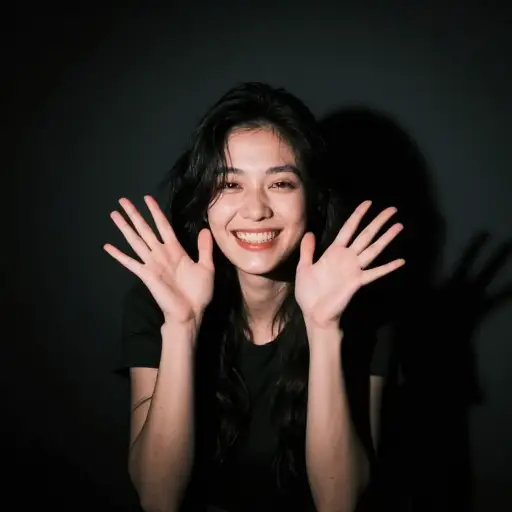 她用幽默来抑制她的恐惧。
