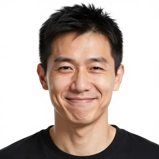 他的笑容显得不真诚且虚伪。