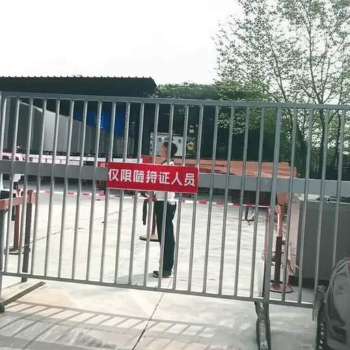 只有持证人员才能进入这个区域。