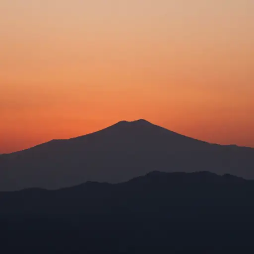 这座山的独特轮廓在夕阳下显得格外美丽。