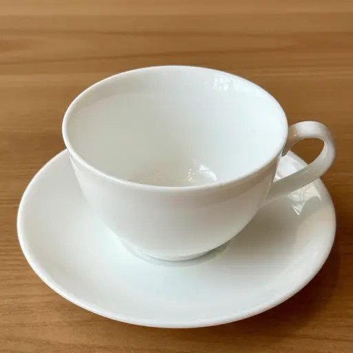 这套茶具配有一个杯子和一个茶碟。