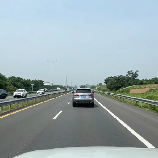 保持在高速公路的外车道。