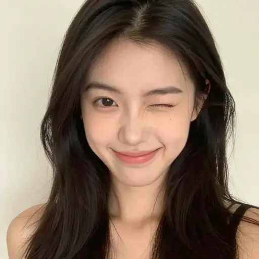 她微笑着向我眨了眨眼。