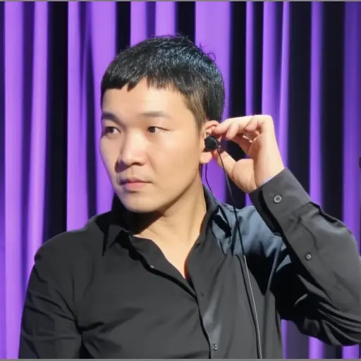 歌手在表演前需要佩戴麦克风。