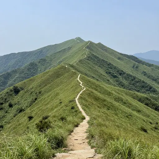 这条徒步小径蜿蜒穿行于风景如画的山脉的整个长度。