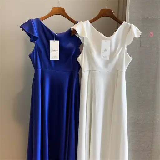 让我们比较一下这两件衣服的质量和价格。