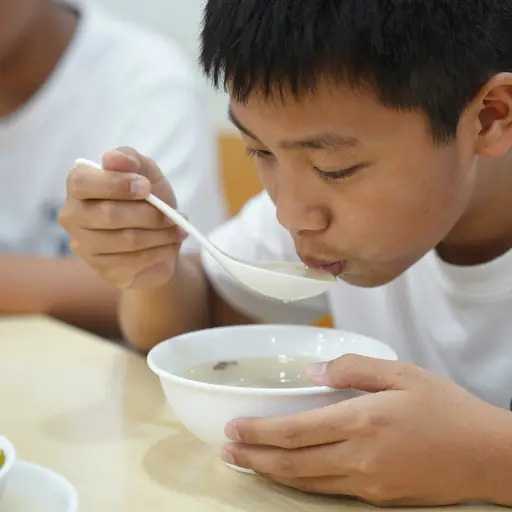 我用勺子喝汤。