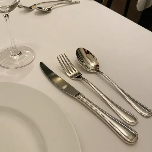 这家餐厅为客人提供高质量的餐具。
