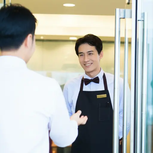 服务员在门口热情地迎接了每位客人。