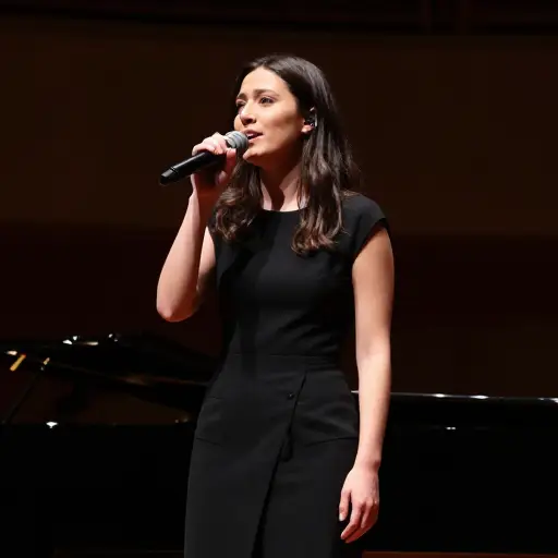 她的女高音吟唱出歌曲低沉的开头音符。