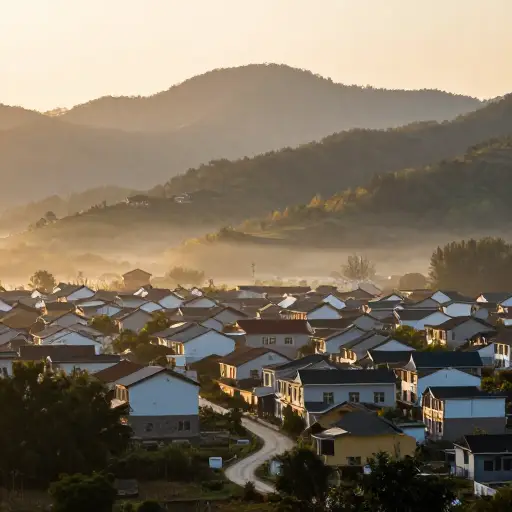 在晨光中，这个村庄显得格外风景如画。