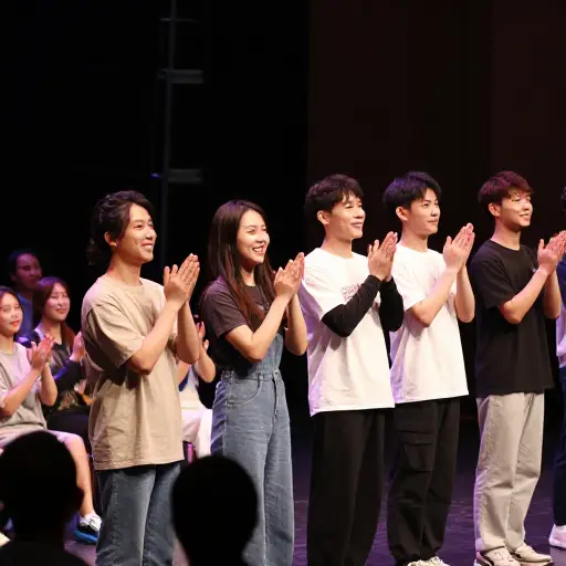 那么，让我们为这些有才华的年轻表演者鼓掌吧。