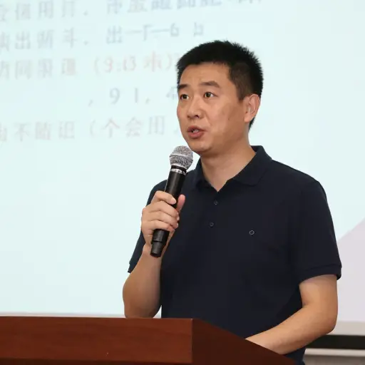 由于时间有限，主持人不得不缩短了演讲。