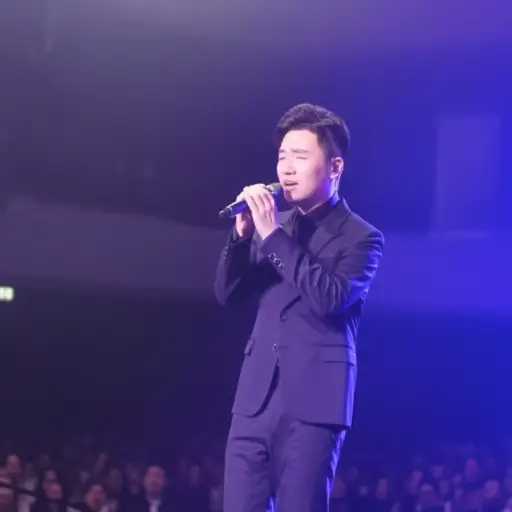 那位歌手在音乐会上唱了一首动人的民谣。