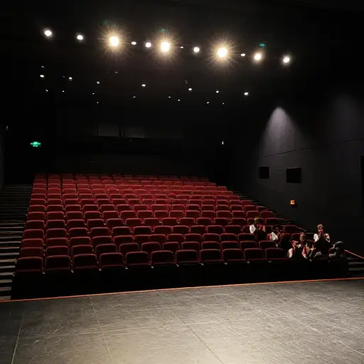 表演者离开后，掌声逐渐减弱。