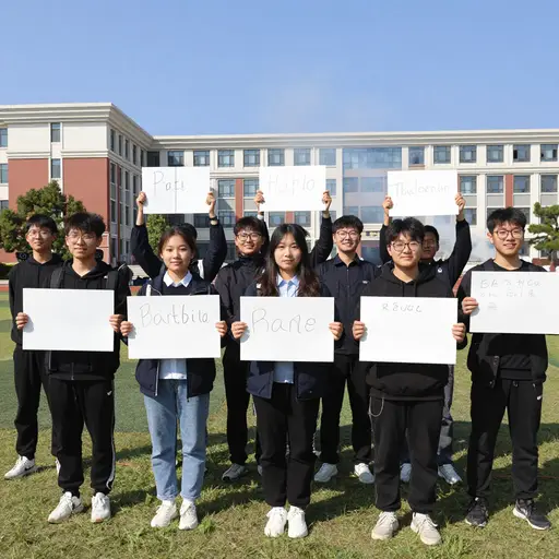 学生们举行了一场和平示威来支持他们的老师。