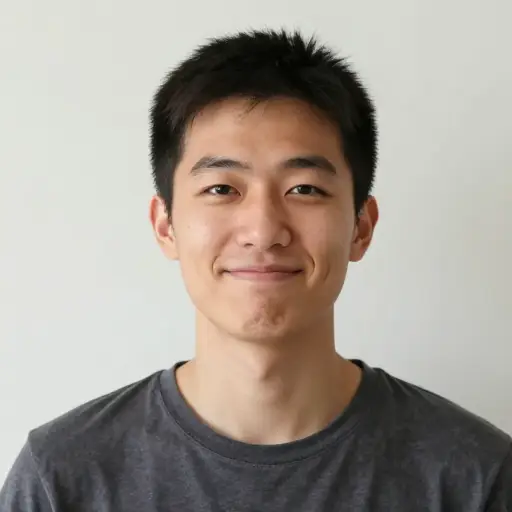 他露出了一个虚假的笑容，明显是装出来的。