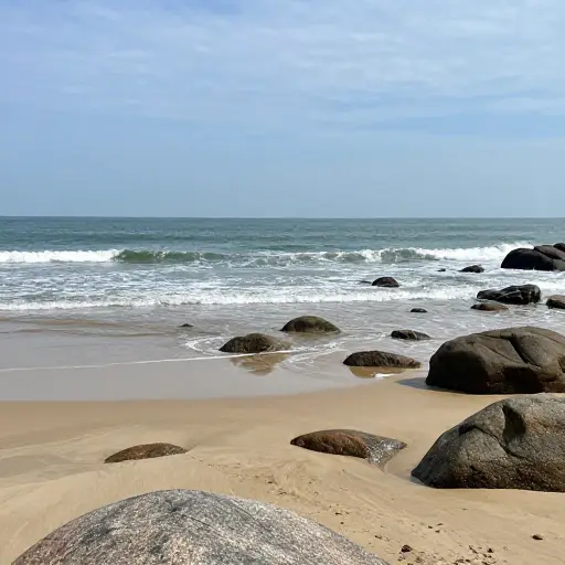 海岸线上点缀着岩石海滩。