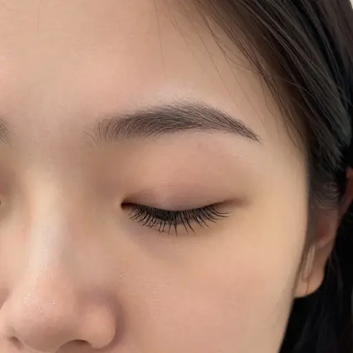 她有着惊人的长睫毛。