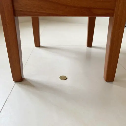 桌子下面有一枚硬币。