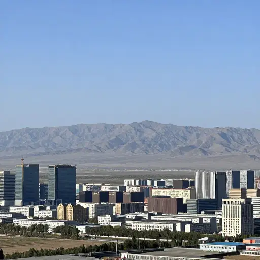 这座城市位于西北方向。