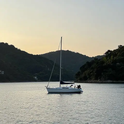 以前，我们每晚都会在不同的海湾抛锚过夜。