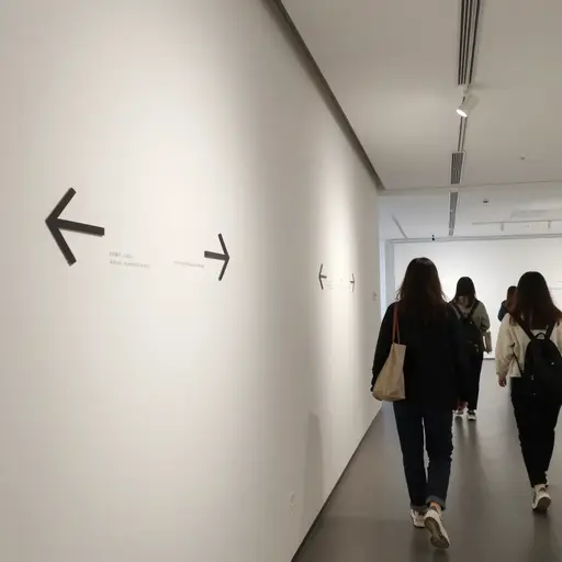 指示牌引导访客前往主展厅。