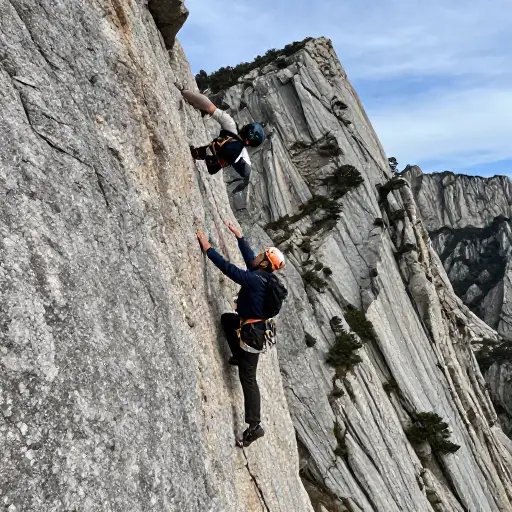 救援人员发现登山者紧紧抓住一块岩石。