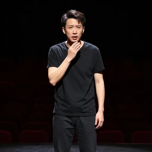 他陷入恐慌，担心在舞台上忘记台词。