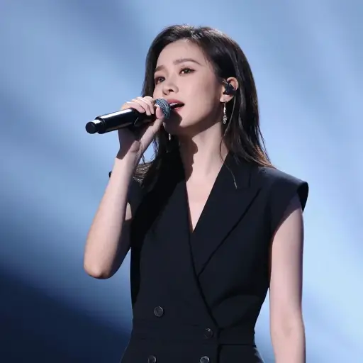 在句子'She sings well'中，'sings'（唱）是一个动词。